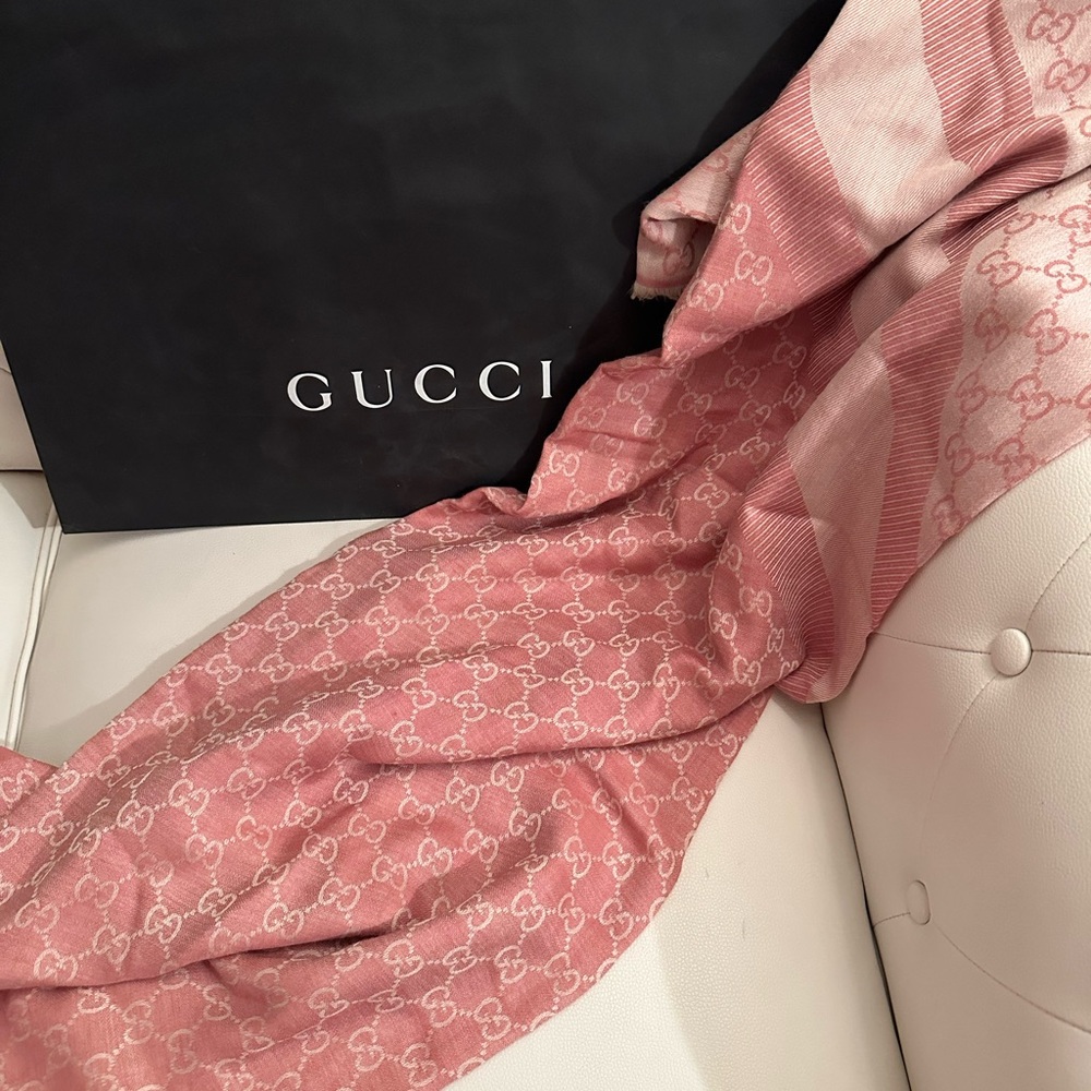 Gucci pink wool scarf.